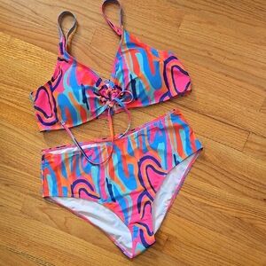 Colorful Shein Plus Size Bikini Top Size 4XL Bottoms Size is 3XL NWOT